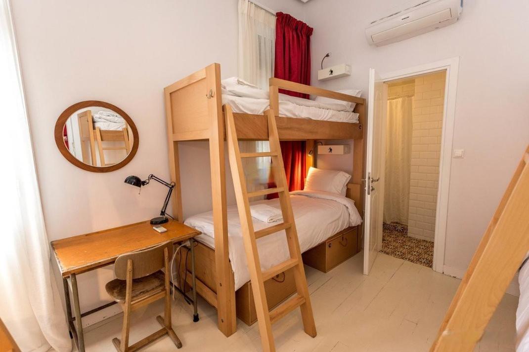 Single Bed 4-Bed Female Dormitory Room