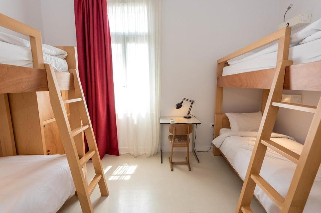 Single Bed 4-Bed Mixed Dormitory Room