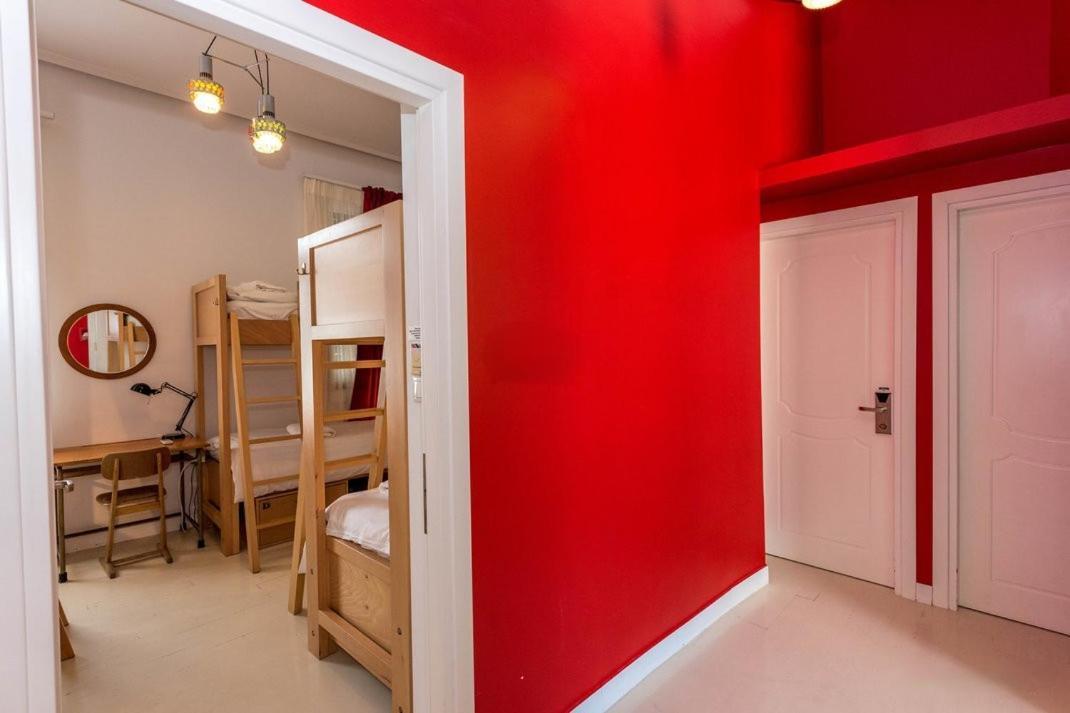 Single Bed 6-Bed Mixed Dormitory Room