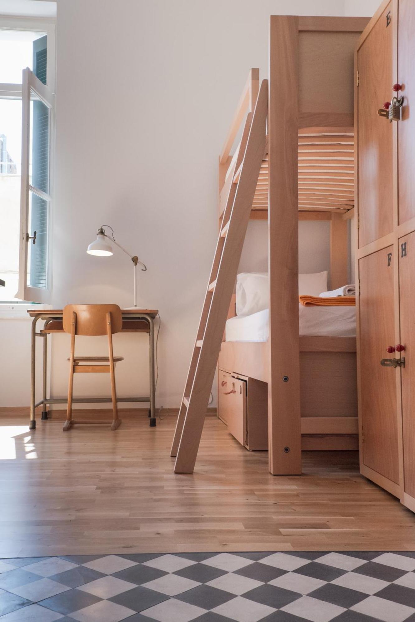 Single Bed 6-Bed Mixed Dormitory Room